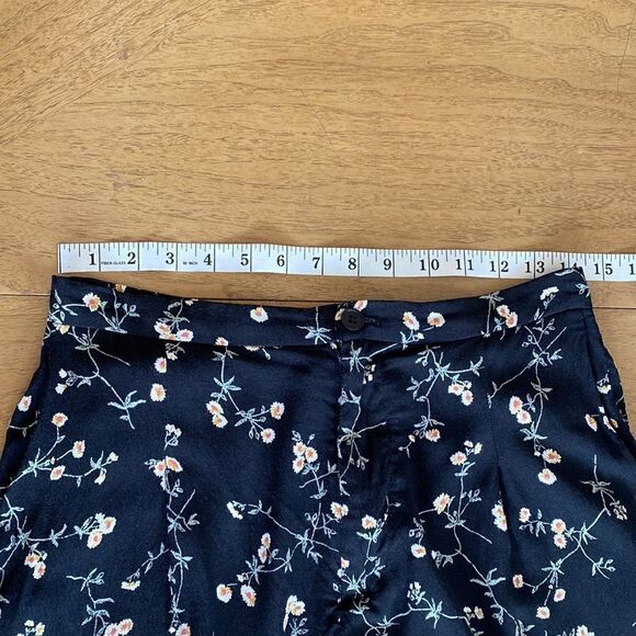 & Other Stories fluid shorts in dark floral print Size 8 - Picture 10 of 12